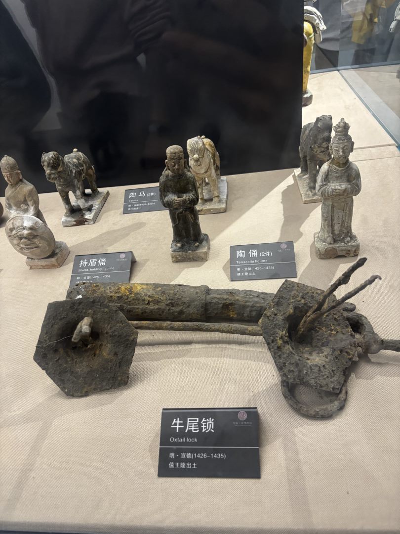 陶俑陶马与牛尾锁
