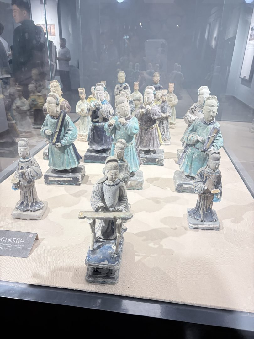 三彩琉璃乐伎俑